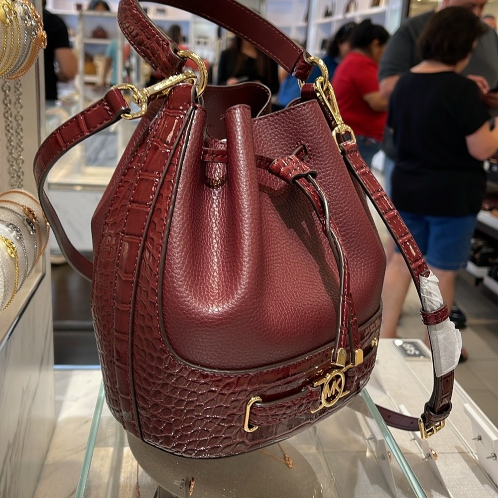 MICHAEL KORS 
Reed Medium Pebbled Leather Belted Bucket Messenger Satchel Crossb - Picture 5 of 16